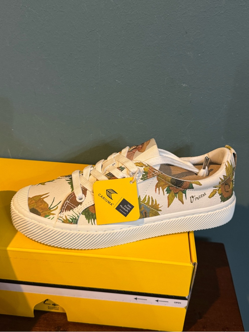 Cariuma Vincent Van Gogh Museum Sunflowers Canvas Sneakers Size 8.5, New in Box - Picture 3 of 7
